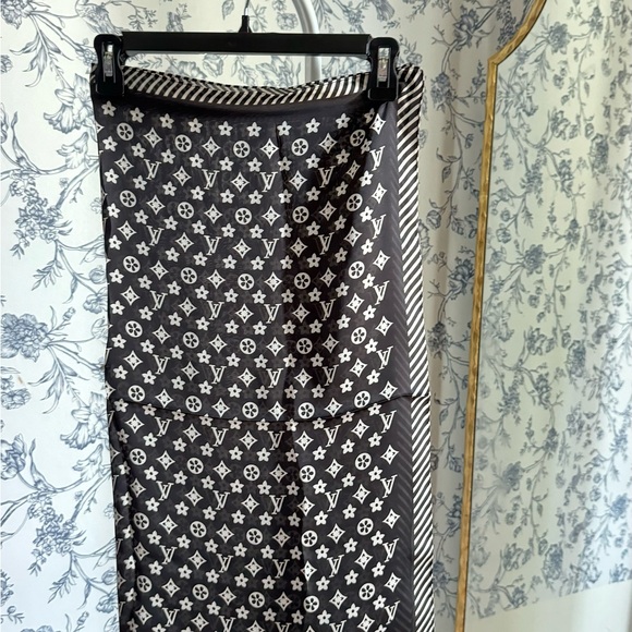 Accessories - Luxury vibes black silky square scarf size 27x27